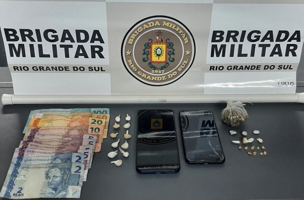 Durante ação, policiais da Brigada Militar flagram indivíduos com maconha e crack em Carlos Barbosa