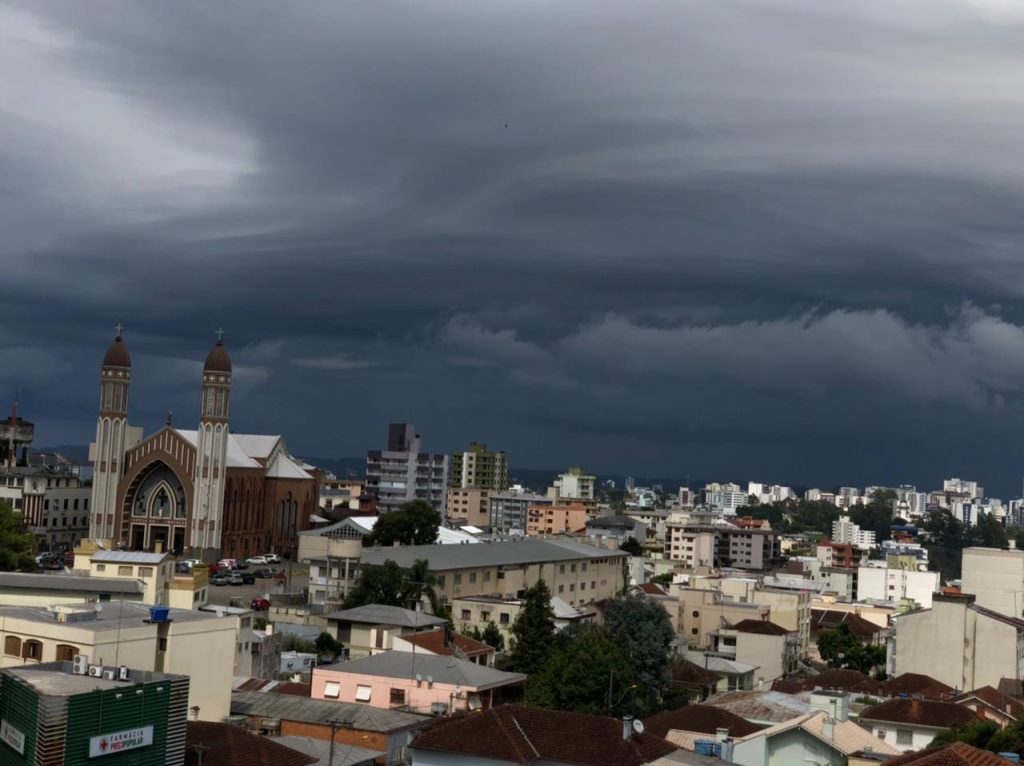 Semana começa com chuva volumosa na Serra e no Litoral Norte, alerta Metsul
