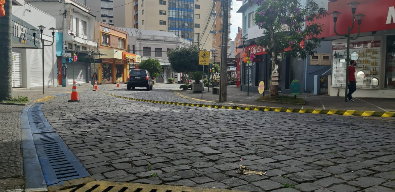 Farroupilha libera estacionamento no centro e aumenta fiscalização do uso de máscaras