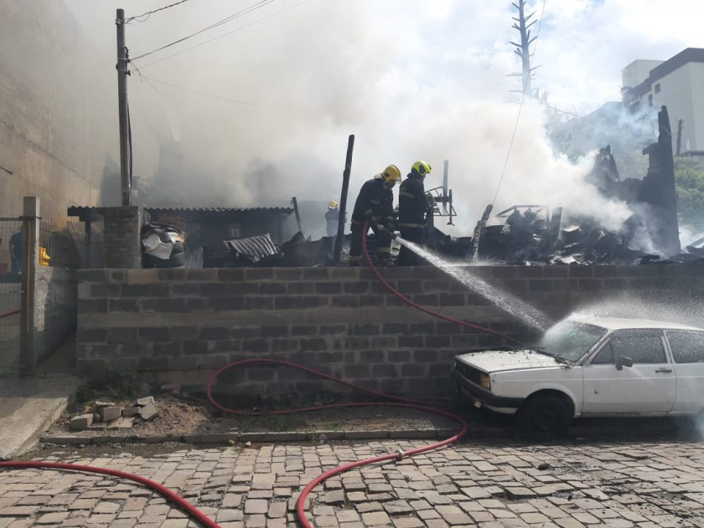 Incêndio devasta mecânica no bairro Diamantino, em Caxias do Sul