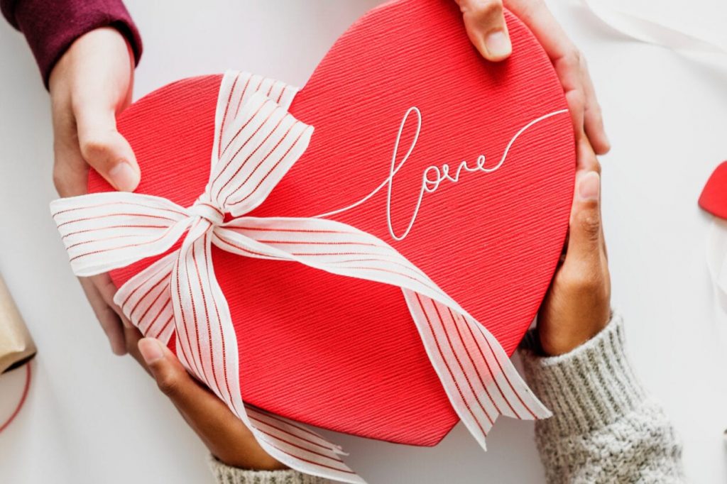 Roupas ou perfumes? Pesquisa aponta preferência de presentes para o Dia dos Namorados no RS