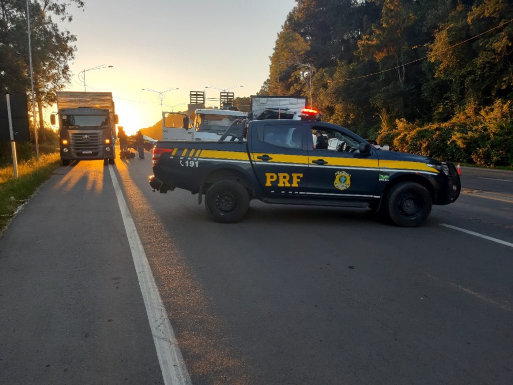 Dois caminhões colidem na BR-470 entre Garibaldi e Carlos Barbosa e trânsito fica interrompido em meia pista