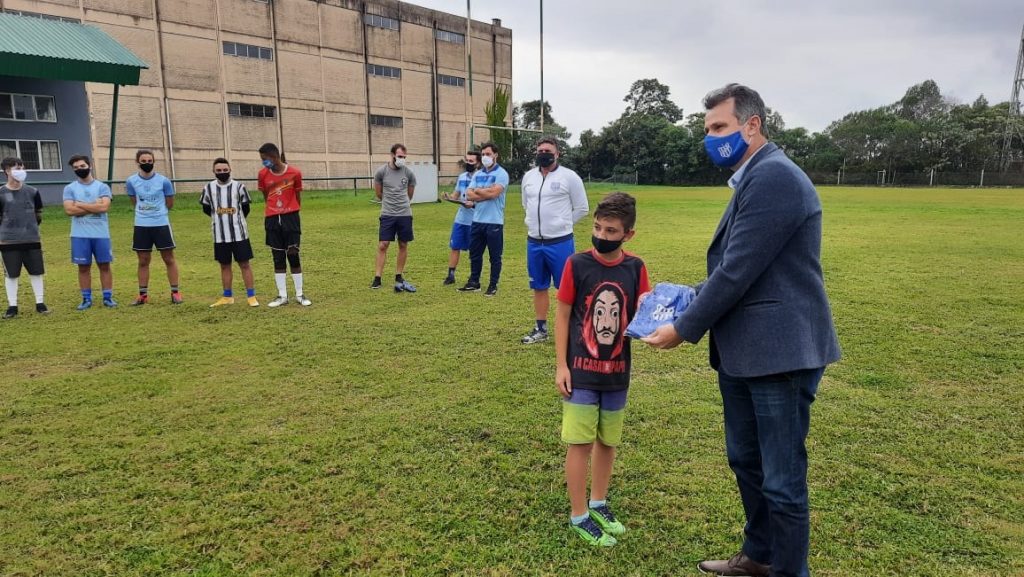 Clube Esportivo de Bento Gonçalves entrega kits para categorias de base