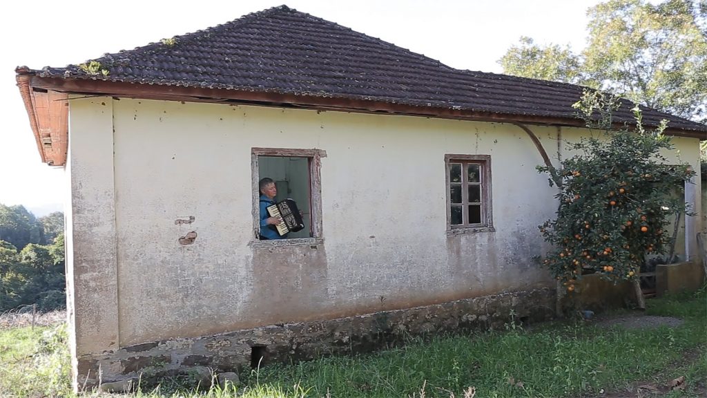 Na casa onde nasceu, cantor e compositor Valmor Marasca grava para o documentário.