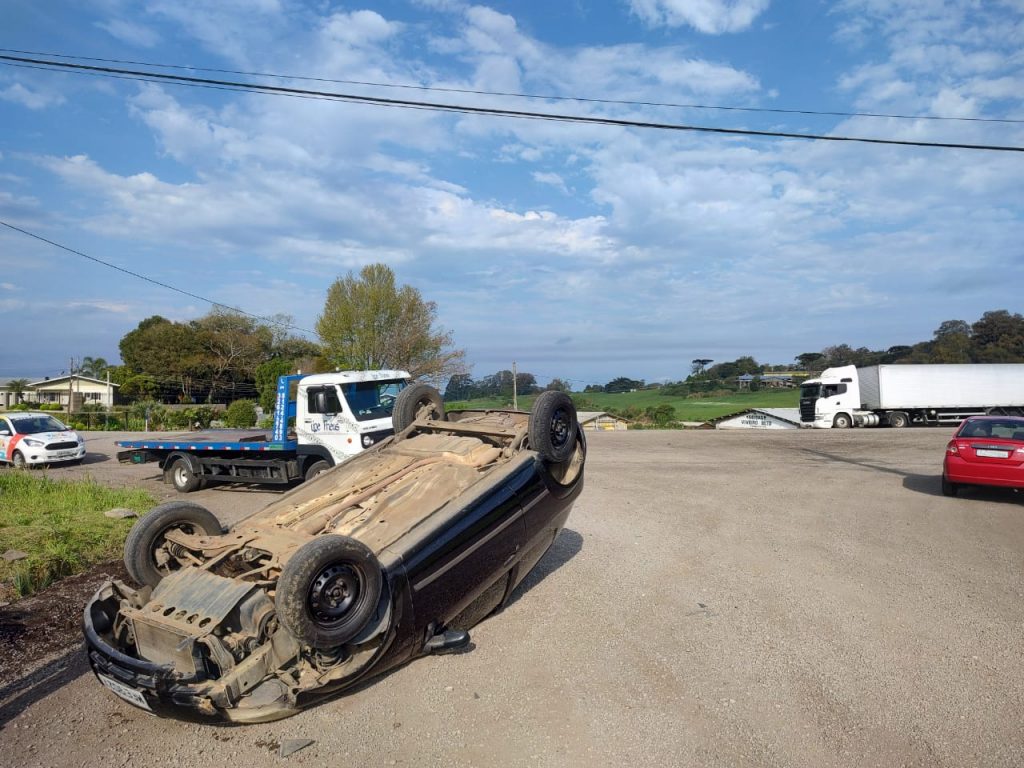 Motorista capota veículo ao derrapar em trecho de rua de brita, em Farroupilha