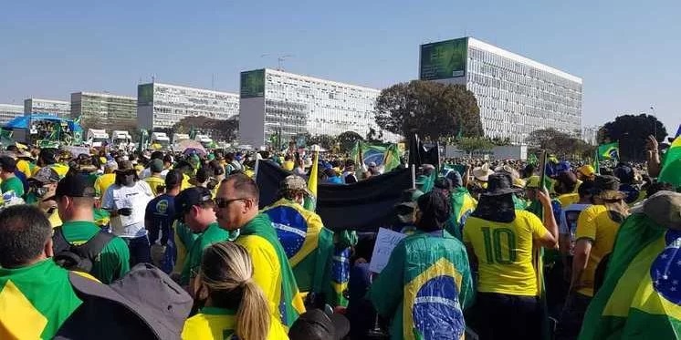 Manifestantes pró-governo chegam à Esplanada dos Ministérios em Brasília
