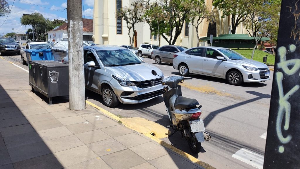 Motociclista sofre ferimentos em acidente de trânsito no bairro Cidade Alta, em Bento Gonçalves