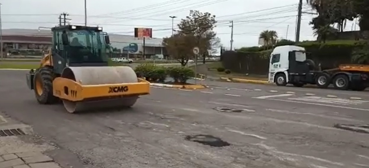 VÍDEO: Rua Pedro Grendene começa a receber operação tapa buraco em Farroupilha VÍDEO: Rua Pedro Grendene começa a receber operação tapa buraco em Farroupilha