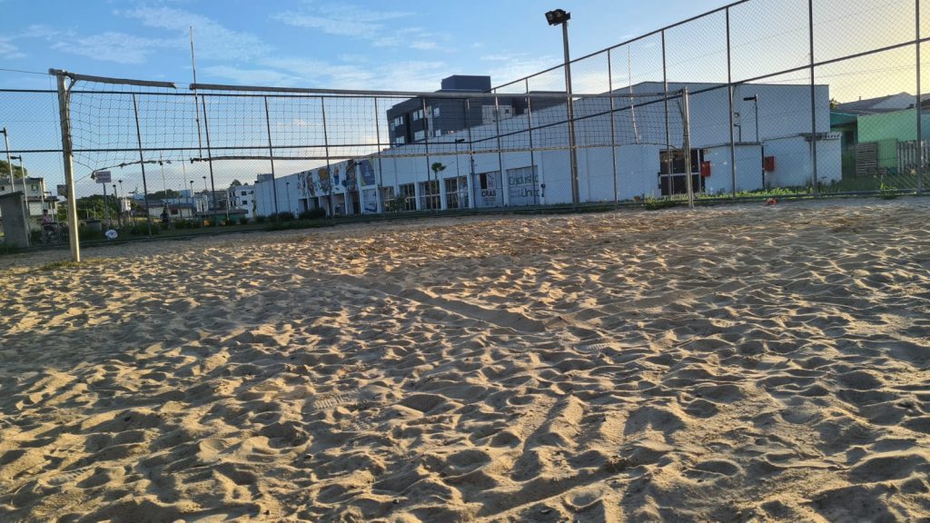 Moradores do bairro Cidade Nova compram areia pra quadra de vôlei em Caxias do Sul