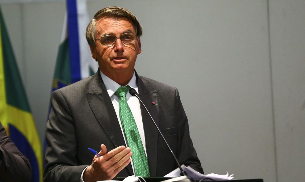 Bolsonaro diz que vai processar Lula por declaração sobre mortes na pandemia