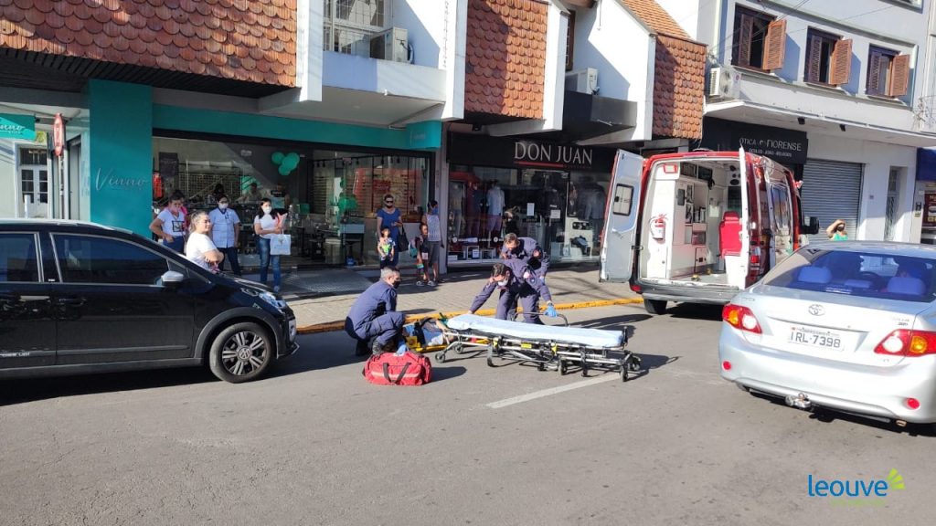 Pedestre é atropelado ao atravessar rua fora da faixa de segurança no centro de Bento Gonçalves