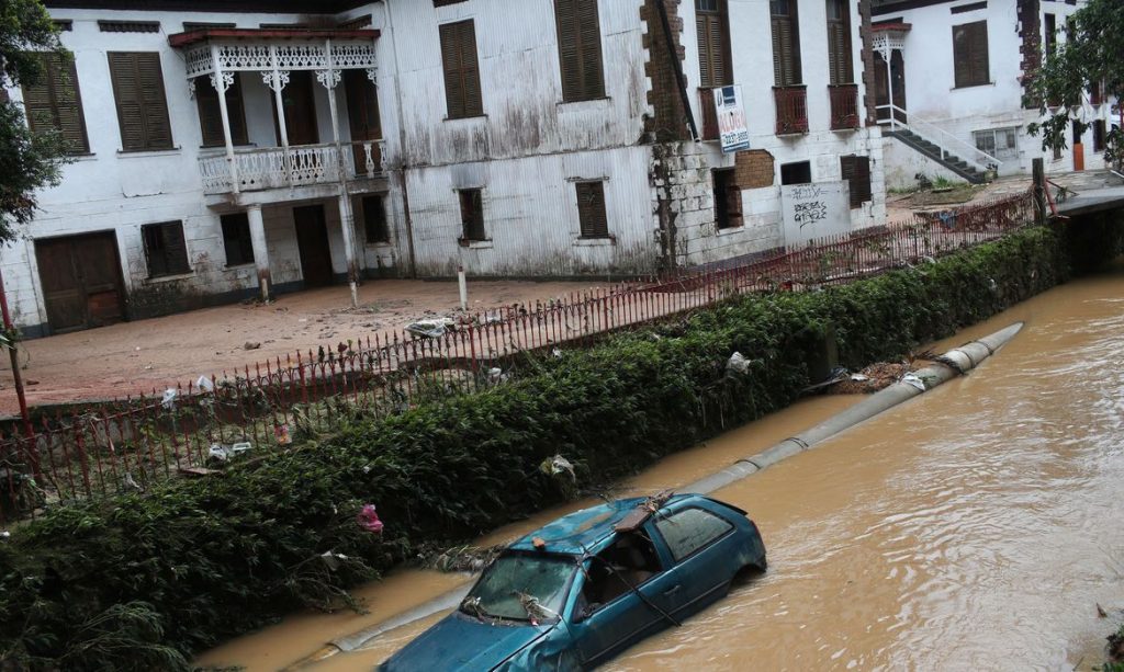 Após chuva em Petrópolis-RJ, número de mortos chega a 44