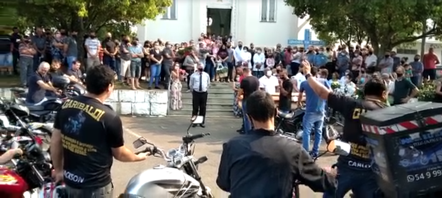 Grupo de motoboys presta homenagem a jovem morto após acidente de trânsito, em Garibaldi