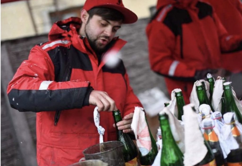 Cervejaria interrompe produção de cerveja para fazer coquetel molotov na Ucrânia