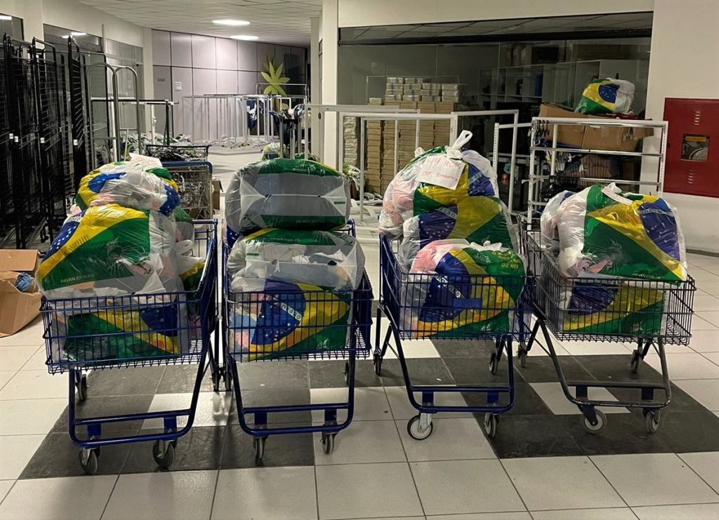 Havan faz doação de 1.500 peças de roupas para Petrópolis (RJ)