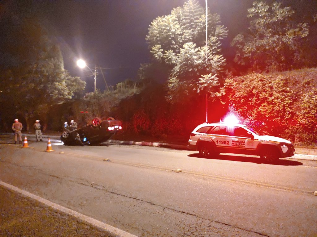 Motorista foge após capotar veículo na entrada de Flores da Cunha