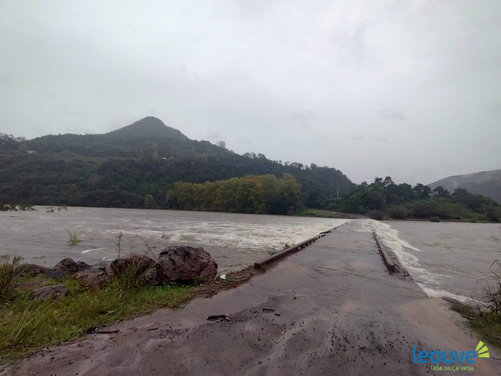Ponte entre Bento Gonçalves e Cotiporã é interditada após fortes chuvas