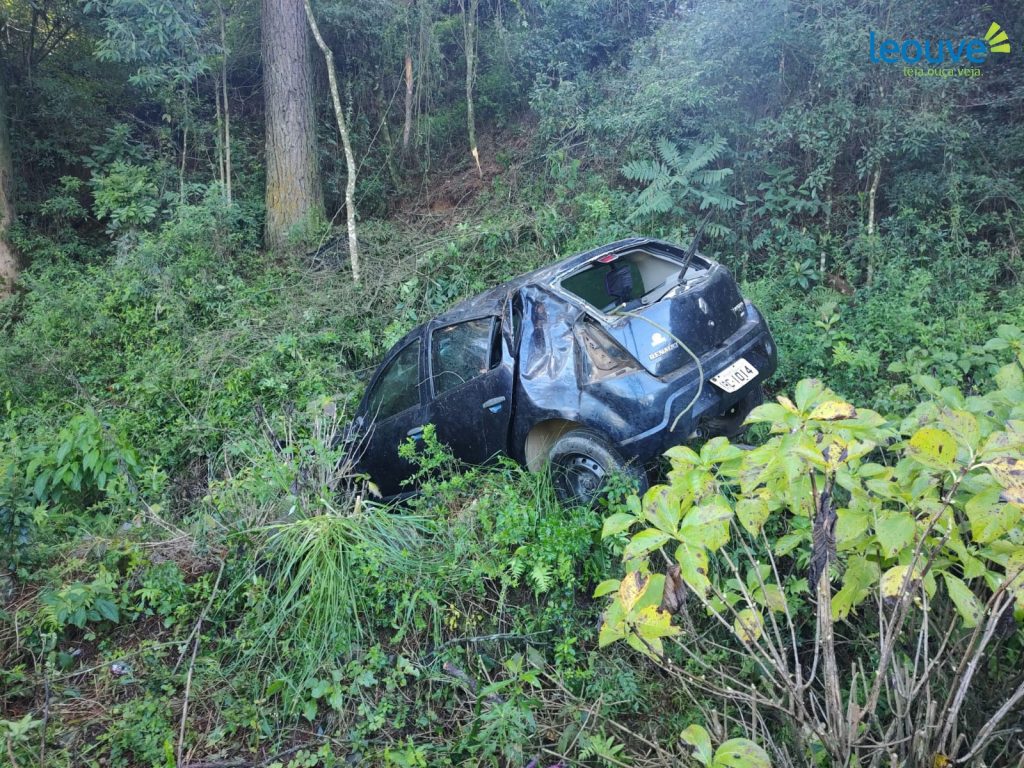 Veículo capota em estrada da comunidade de São Miguel e somente para próximo à BR-470, em Garibaldi
