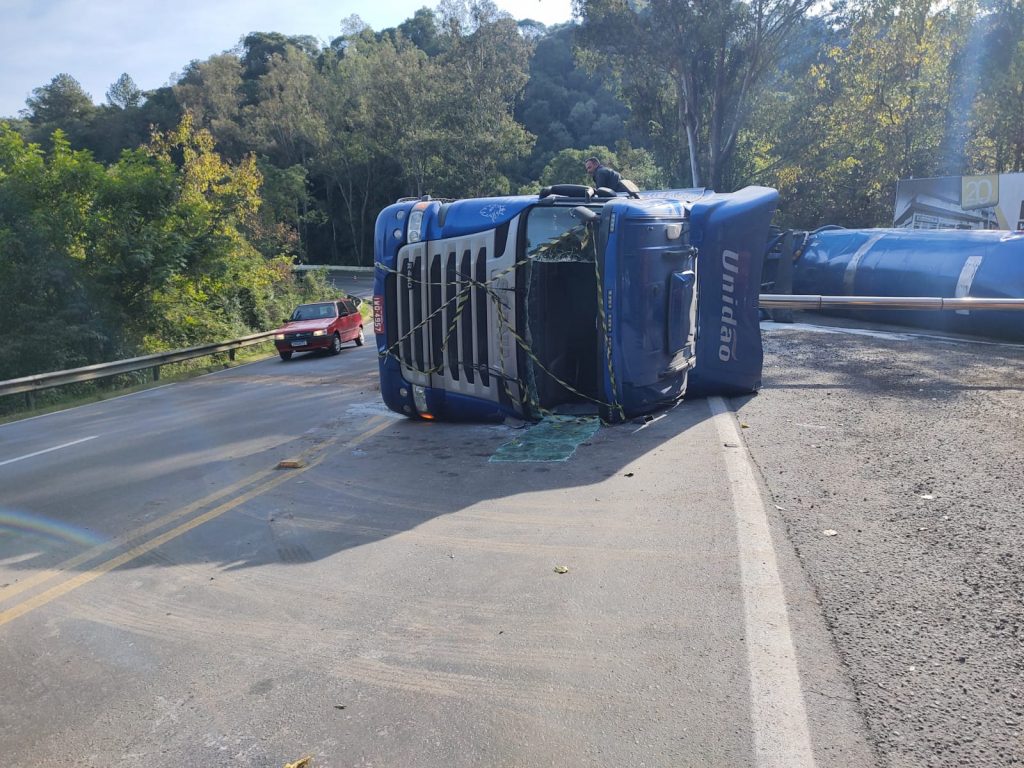 Retirada de caminhão tombado deixa trânsito lento na ERS-122 em Flores da Cunha
