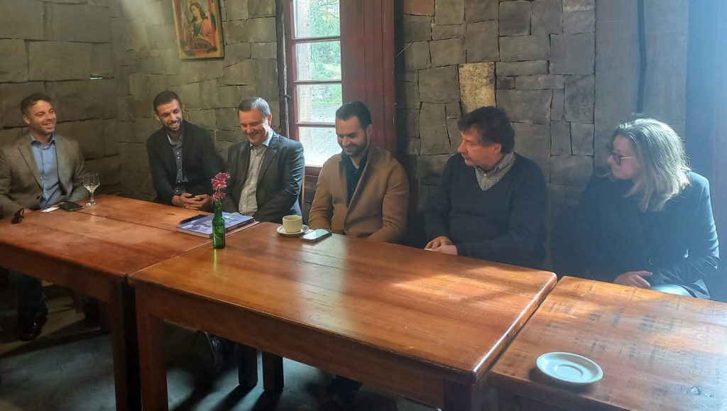 Vjllra, à esquerda e os representantes locais trocaram informações