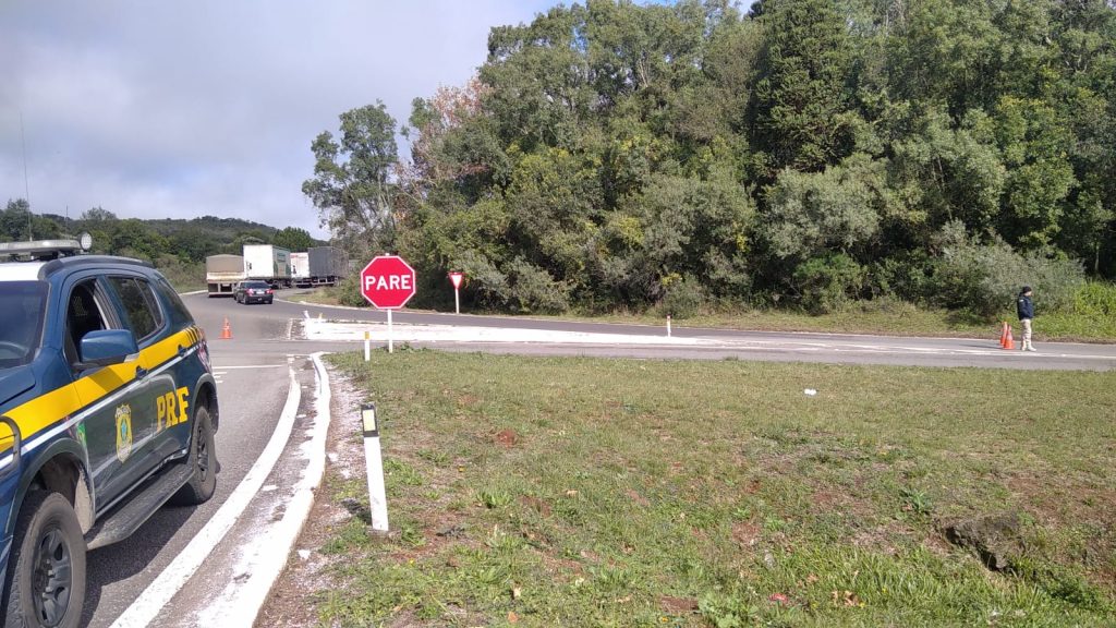 BR-116, em Vacaria está momentaneamente bloqueada para retirada de caminhão