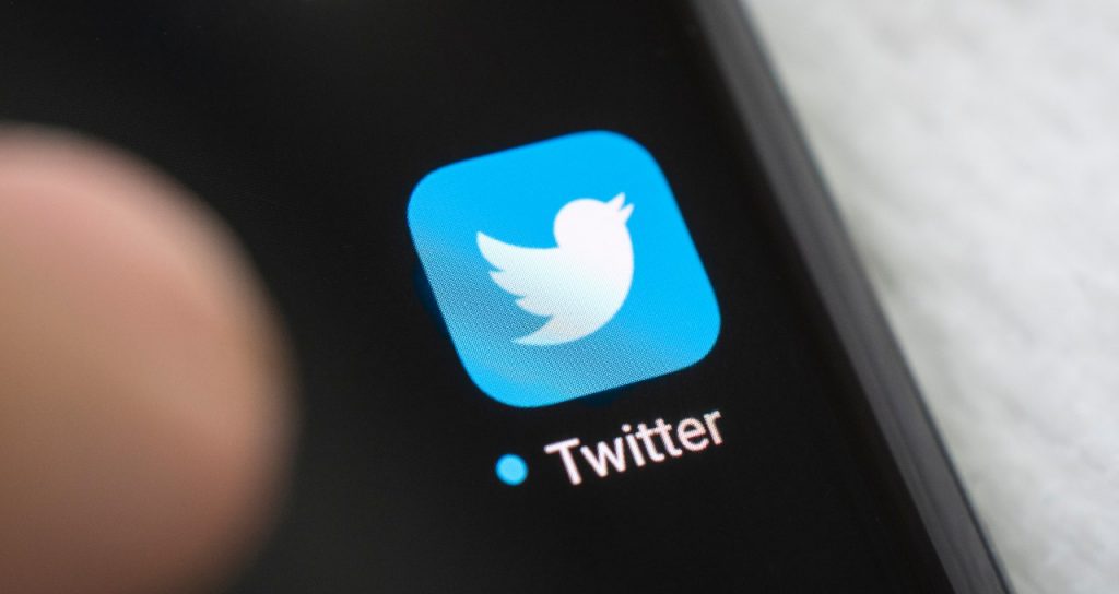 Ações do Twitter derretem após Musk anunciar suspensão do acordo de compra
