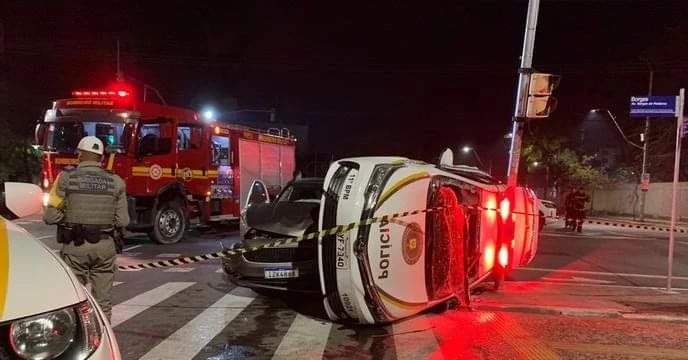 Viatura da Brigada Militar capota após ser atingida em cruzamento em Porto Alegre