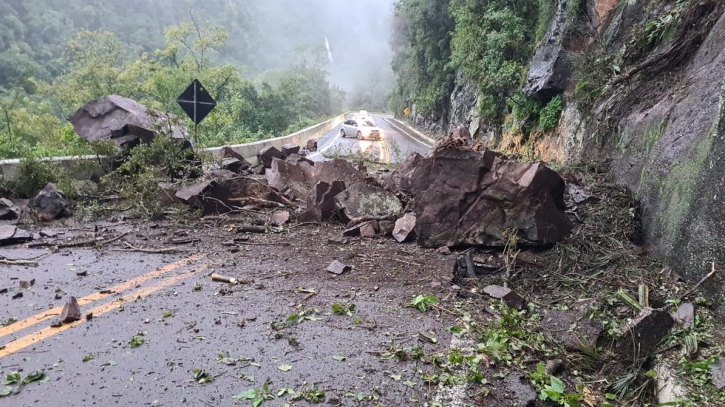 BR-116 está bloqueada nos dois sentidos entre Galópolis e Vila Cristina, em Caxias do Sul