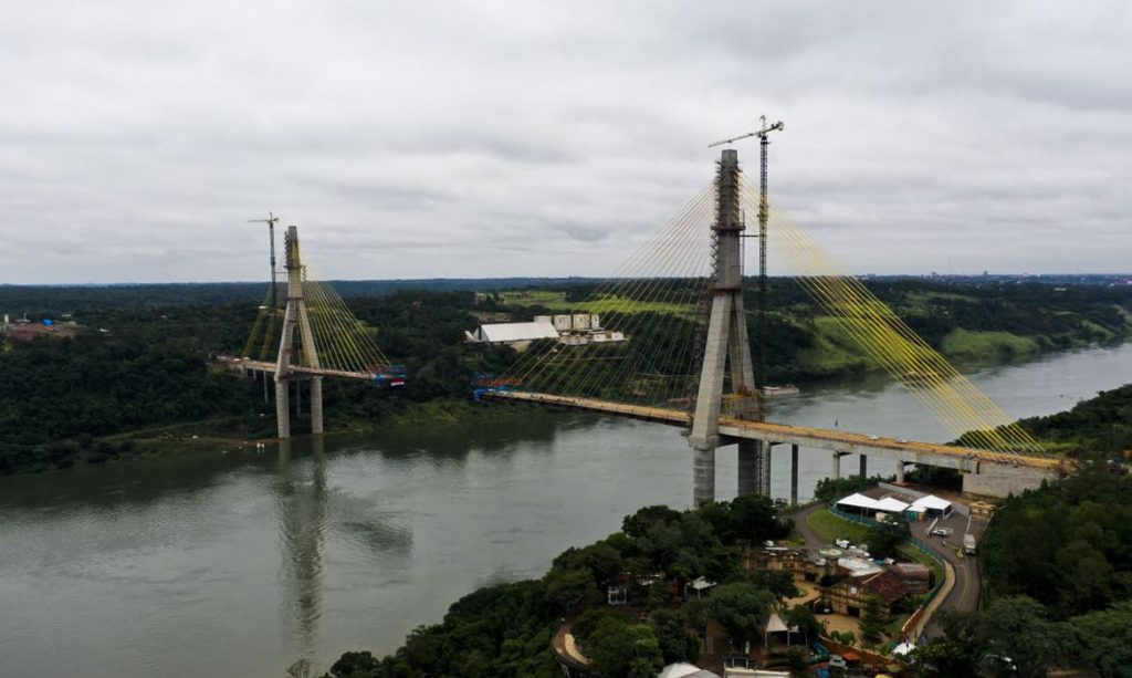 Obras da Ponte da Integração Brasil-Paraguai,  em Foz do Iguaçu (PR).