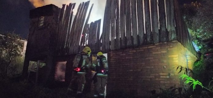 Incêndio de grandes proporções atinge casa e veículo em Gramado