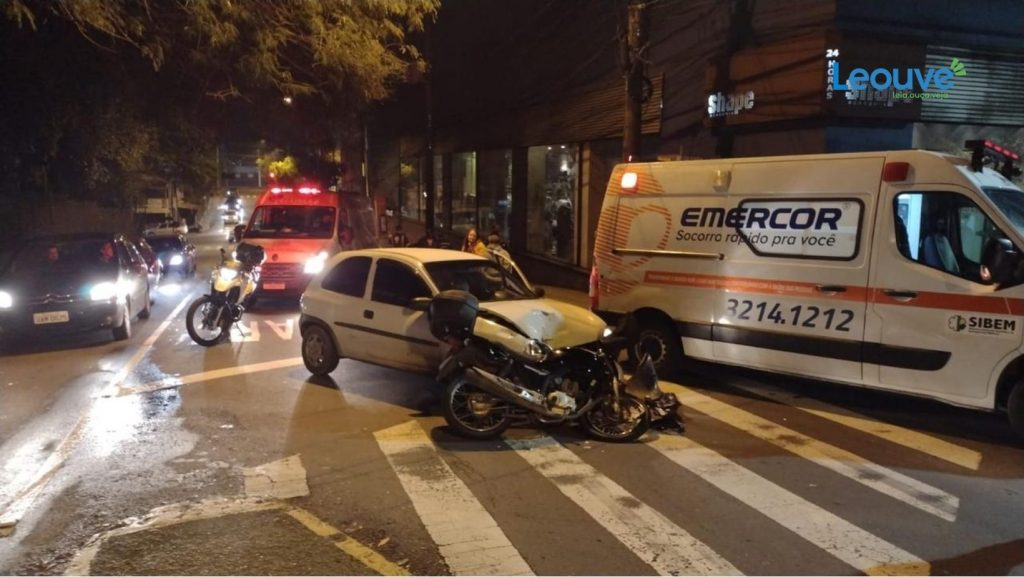 Colisão frontal entre carro e moto deixa homem ferido em Caxias do Sul