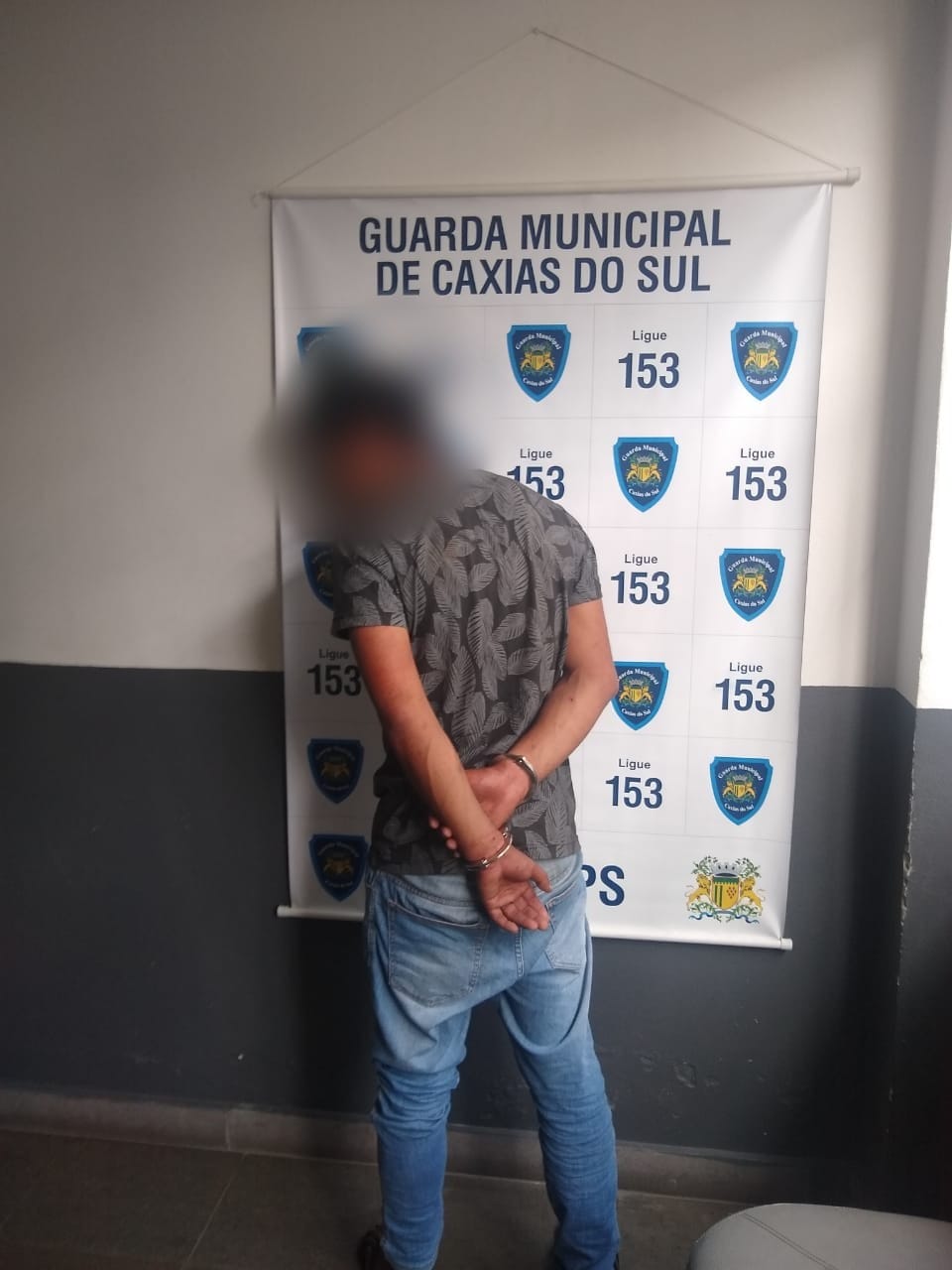 Homem bate cabeça em viatura para simular agressão em Caxias do Sul