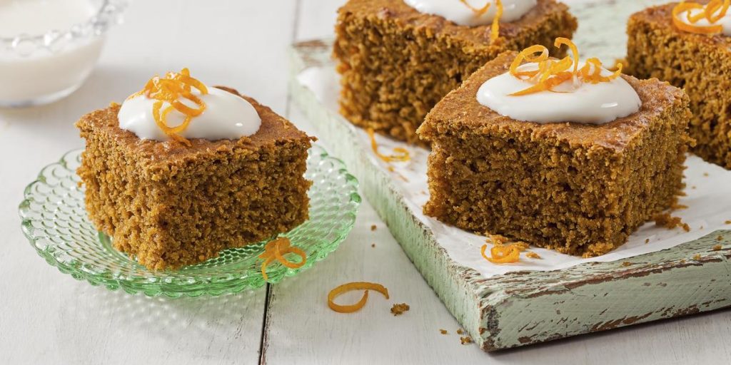 Cozinha Viva: Bolo integral de cenoura com cobertura de iogurte e suco de laranja