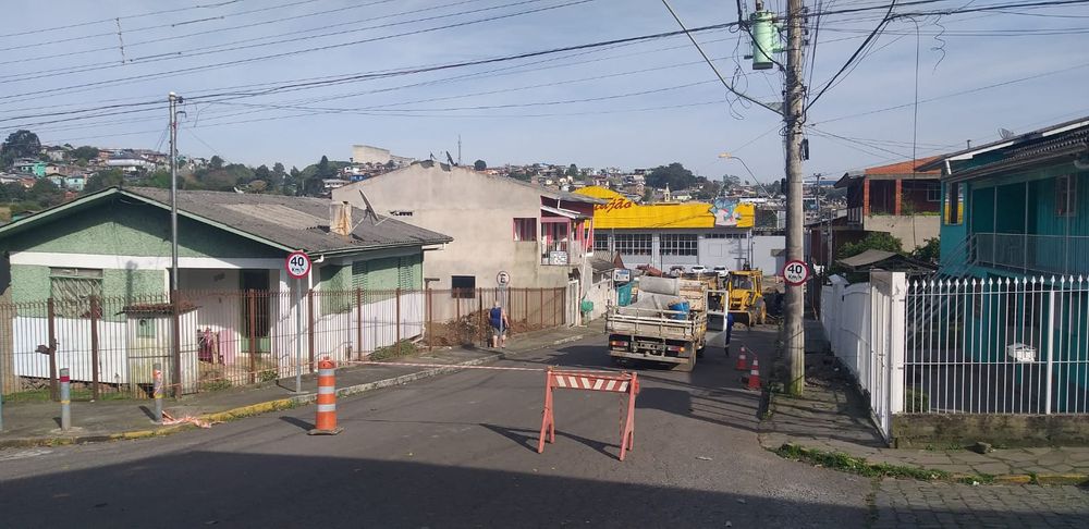 Obras interditam trânsito no bairro Santa Fé, em Caxias do Sul