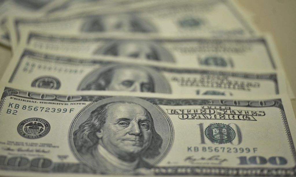 Dólar apresenta maior alta diária desde abril