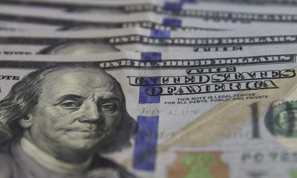 Dólar cai 4%, e bolsa sobe 5,5% no dia seguinte ao primeiro turno