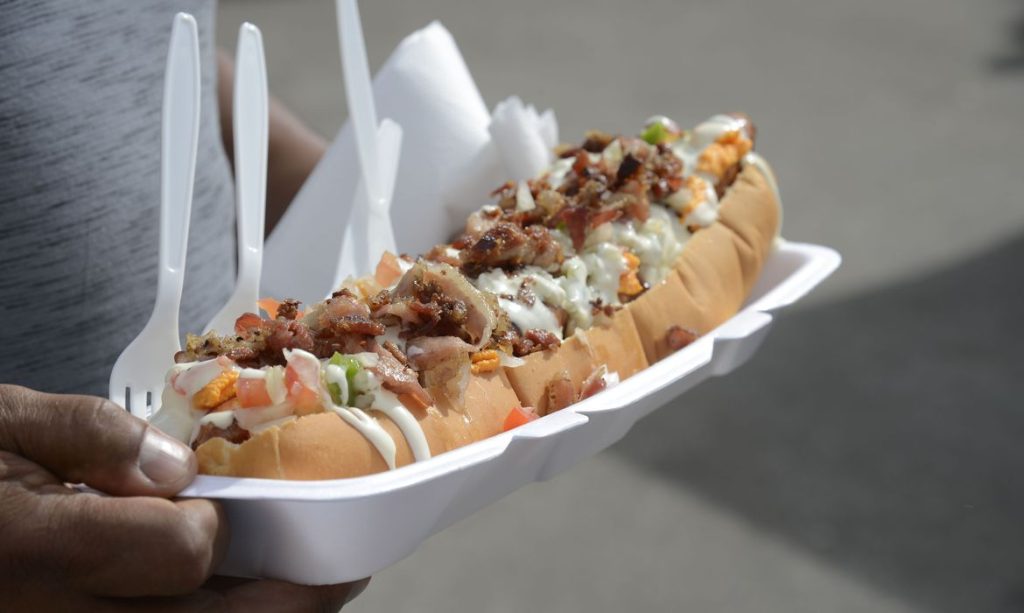 Estudo aponta que brasileiro troca refeição por lanche