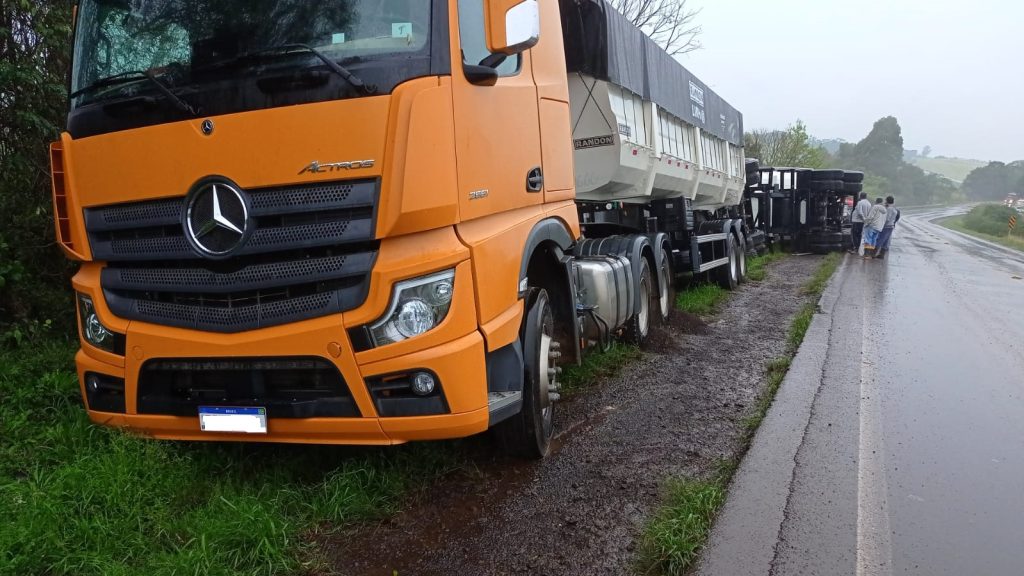 Carga de carreta tomba na ERS-324 em Três Palmeiras