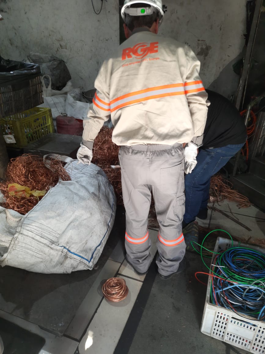 Duas pessoas são presas e 140kg de cobre apreendidos em operação no Primeiro de Maio (2)