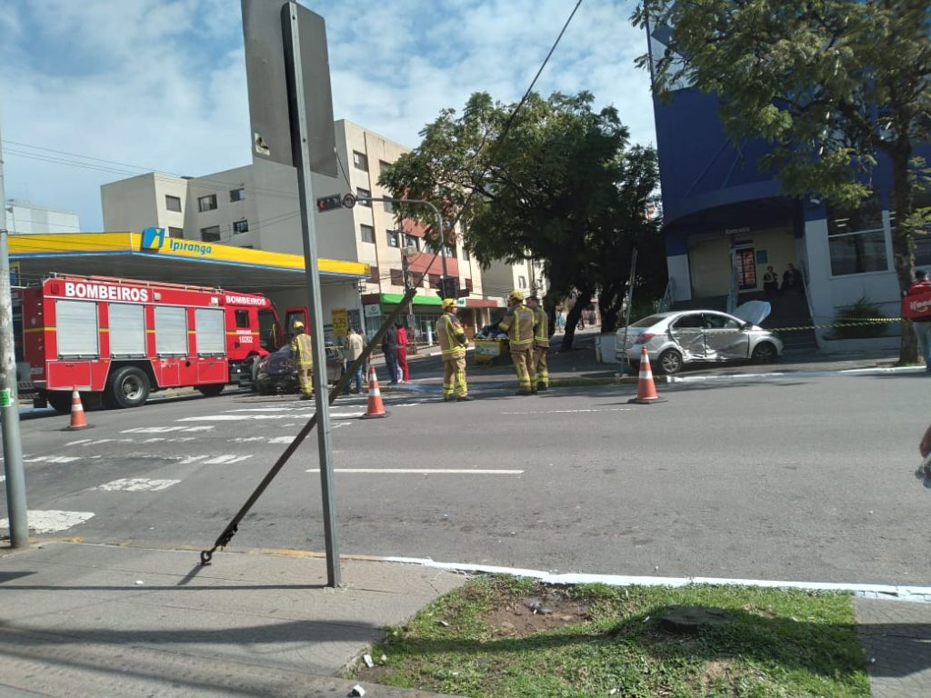 Acidente deixa três pessoas feridas no centro de Caxias do Sul