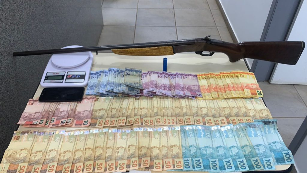 Batalhão de Choque apreende arma, munições e dinheiro em Lagoa Vermelha