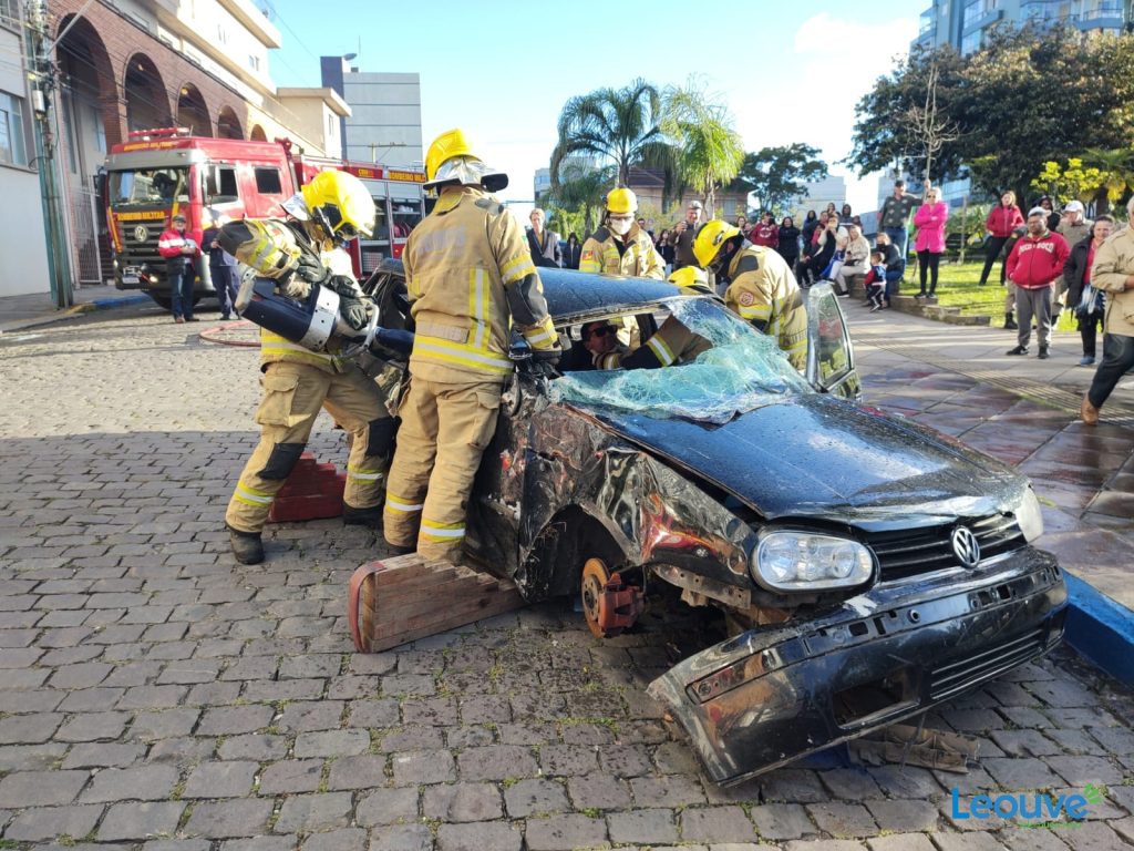 Semana do Trânsito: Acidente simulado é realizado no centro de Farroupilha