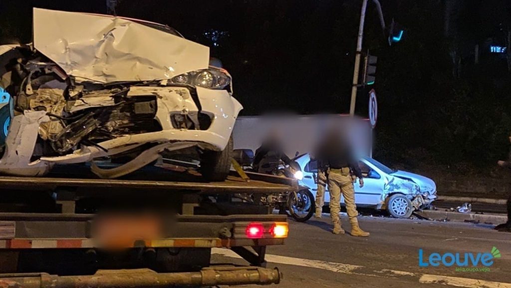 Três pessoas ficam feridas em colisão na Perimetral Norte com a BR-116, em Caxias do Sul