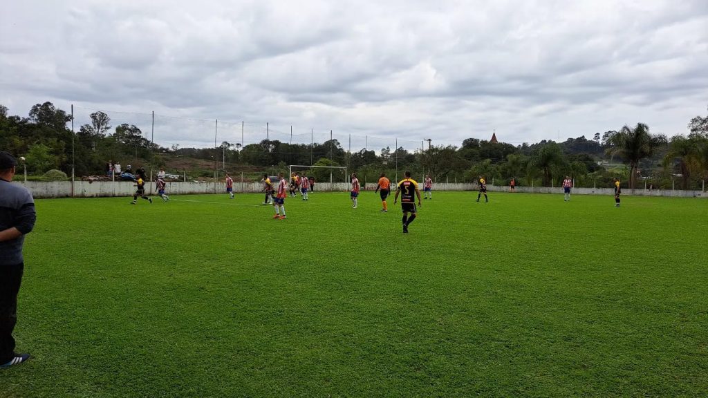 A bola está rolando nos campeonatos municipais de futebol de Garibaldi e Carlos Barbosa