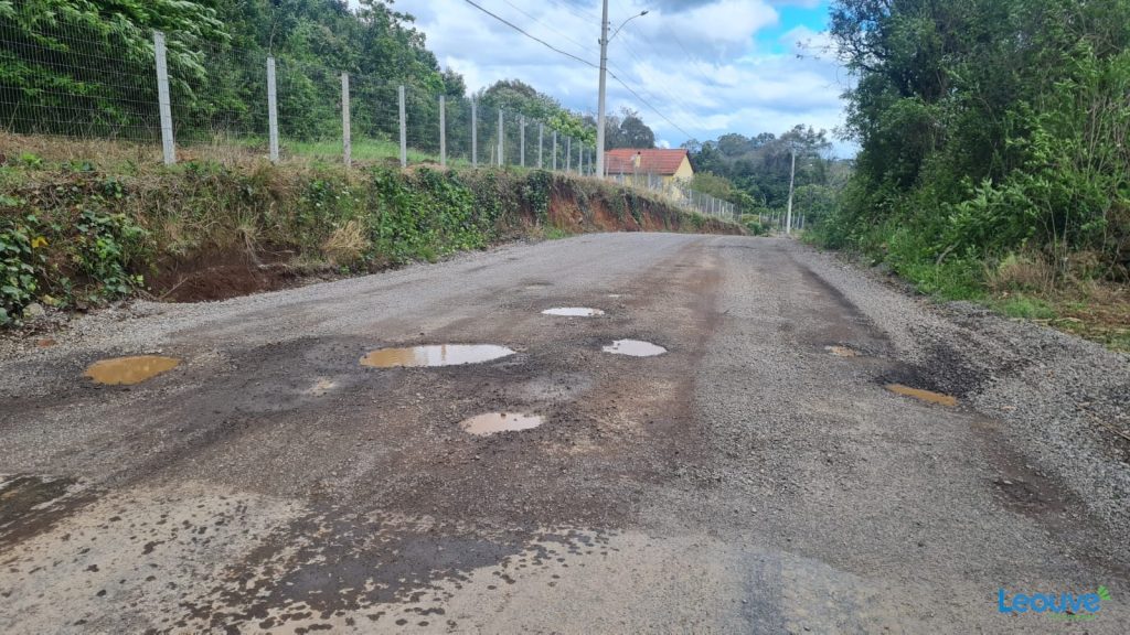 Empresa responsável pela pavimentação da estrada Joaquim Cantelli, em Bento Gonçalves, afirma que obra não tinha projeto de engenharia