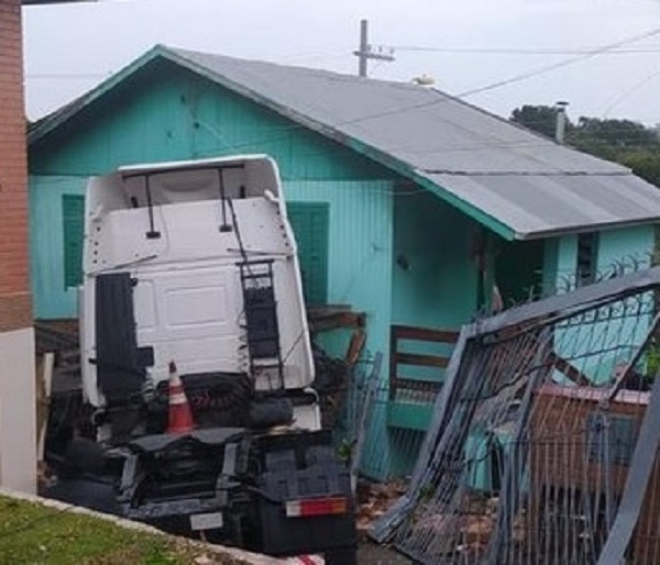 Caminhão invade pátio de residência no bairro Fátima, em Caxias do Sul