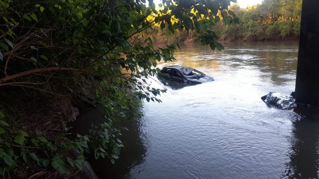 Mulher morre após carro cair da ponte da ERS-569, em Barra Funda