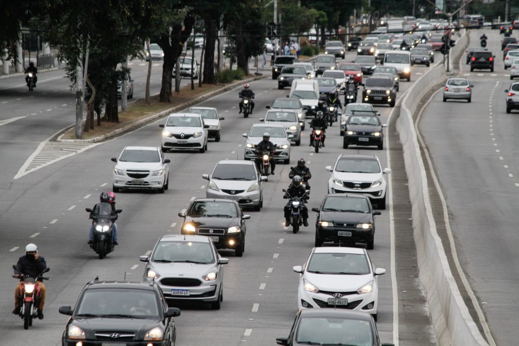 Setor automobilístico propõe liberação do FGTS para renovação da frota