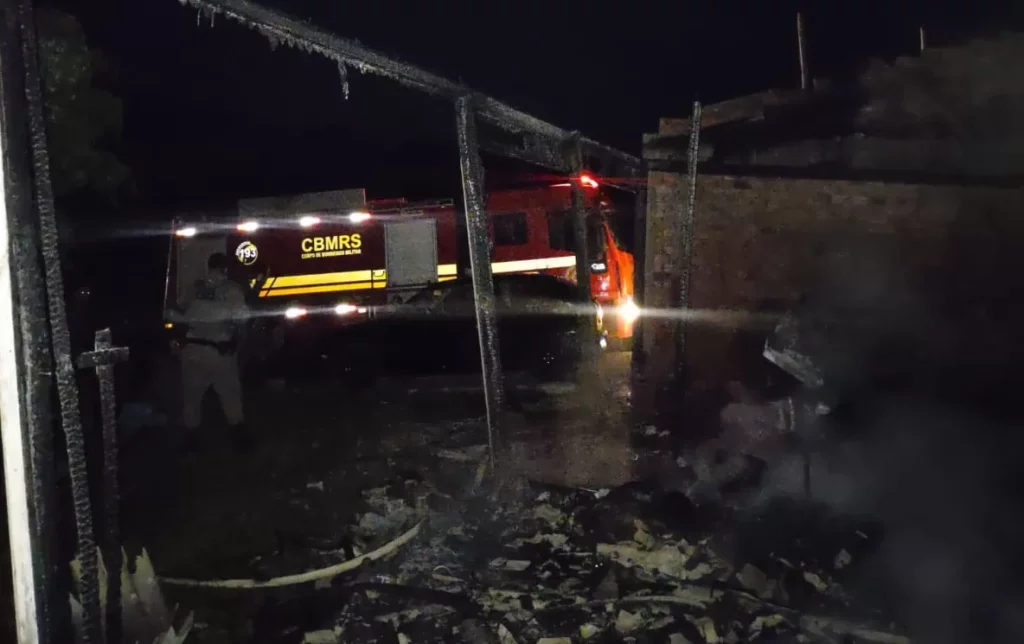 Incêndio em residência provoca a morte de um jovem em Osório