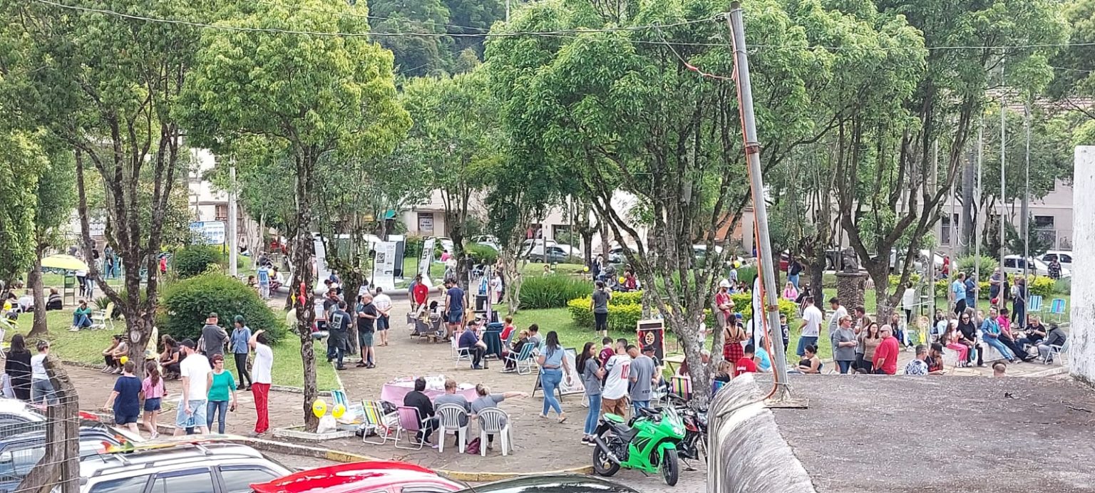Centenas de pessoas participam do Chimarreando com a Viva na praça de Galópolis, em Caxias